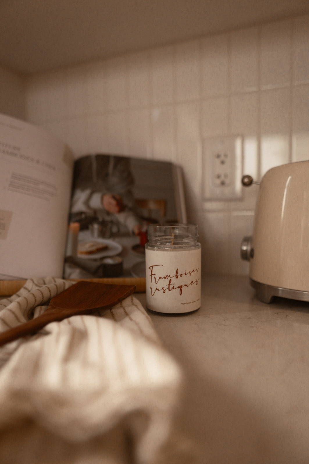 Bougie de soja avec mèche de bois | Framboises rustiques (FORMAT 10 OZ)