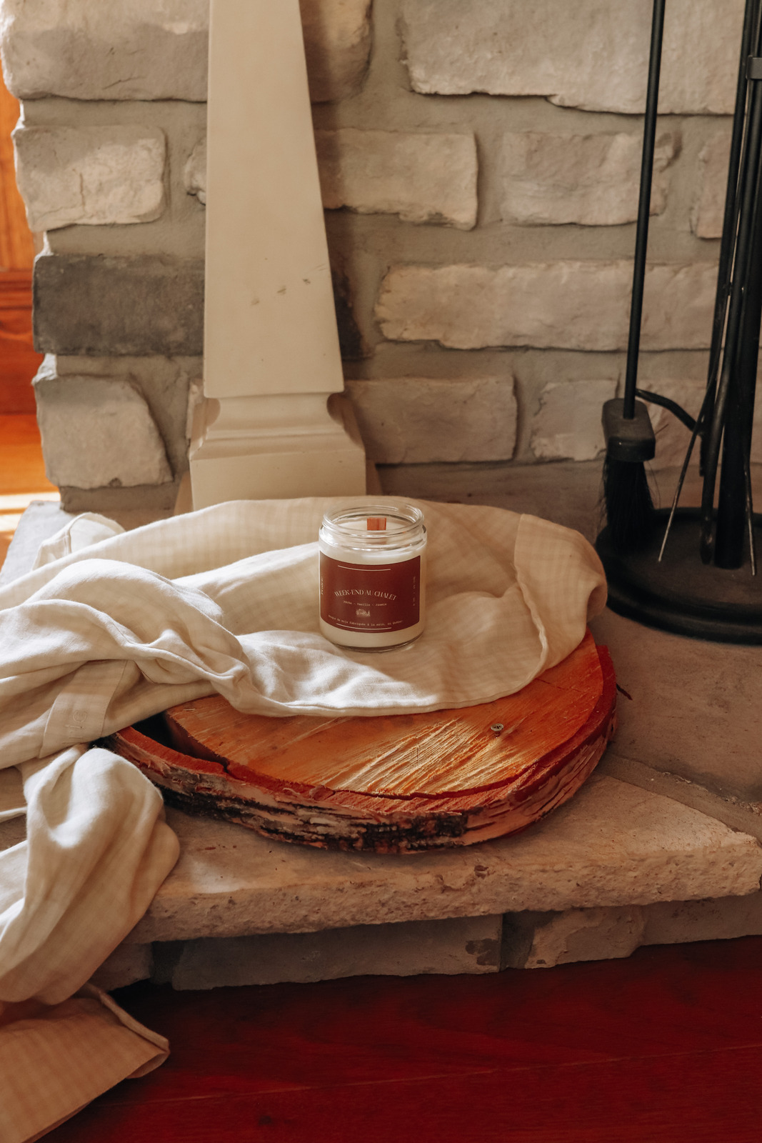 Week-end au chalet | Bougie de soja avec mèche de bois (FORMAT 10 OZ)